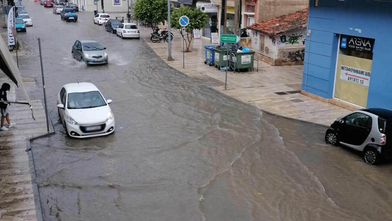 Η βροχή μετέτρεψε το Ναύπλιο σε …Βενετία! (Βίντεο)