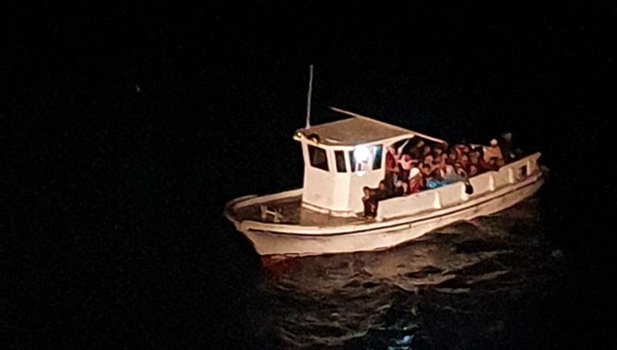 Θρίλερ ανοιχτά της Πύλου – 85 μετανάστες μεταφέρθηκαν στην Καλαμάτα (Εικόνες)