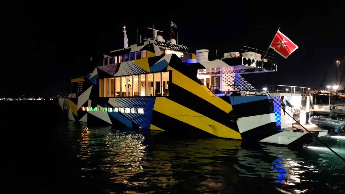 Πανδαισία χρωμάτων τη νύχτα: Το γιoτ Guilty που αφήνει τους πάντες με το στόμα ανοιχτό στο λιμάνι του Ναυπλίου
