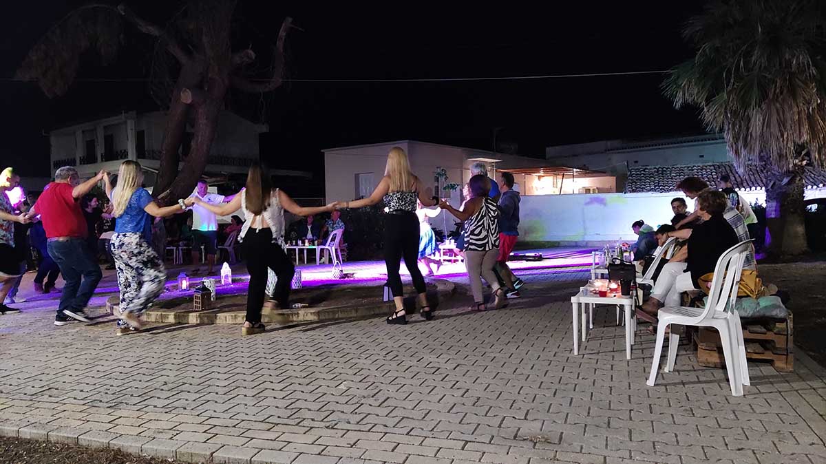 Full Moon Party: Έκαναν κλαμπ την πλατεία και γλέντησαν μέχρι το ξημέρωμα στο Ανυφί