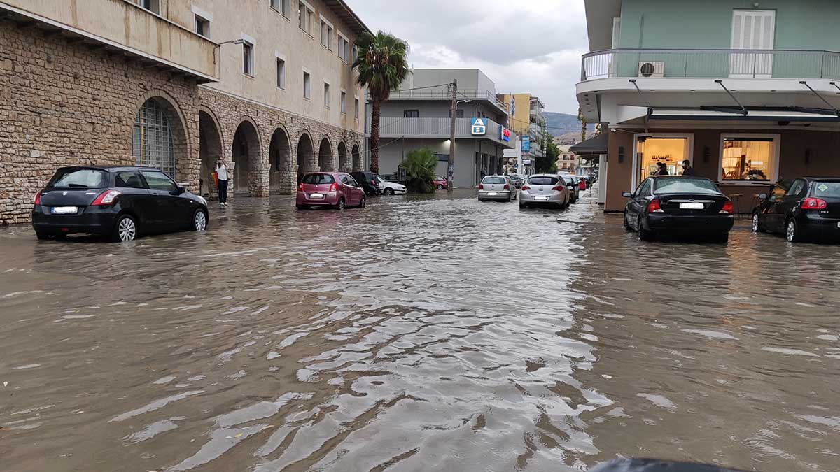 Ναύπλιο: Ποτάμια οι δρόμοι με μια σύντομη μπόρα (Εικόνες, βίντεο)