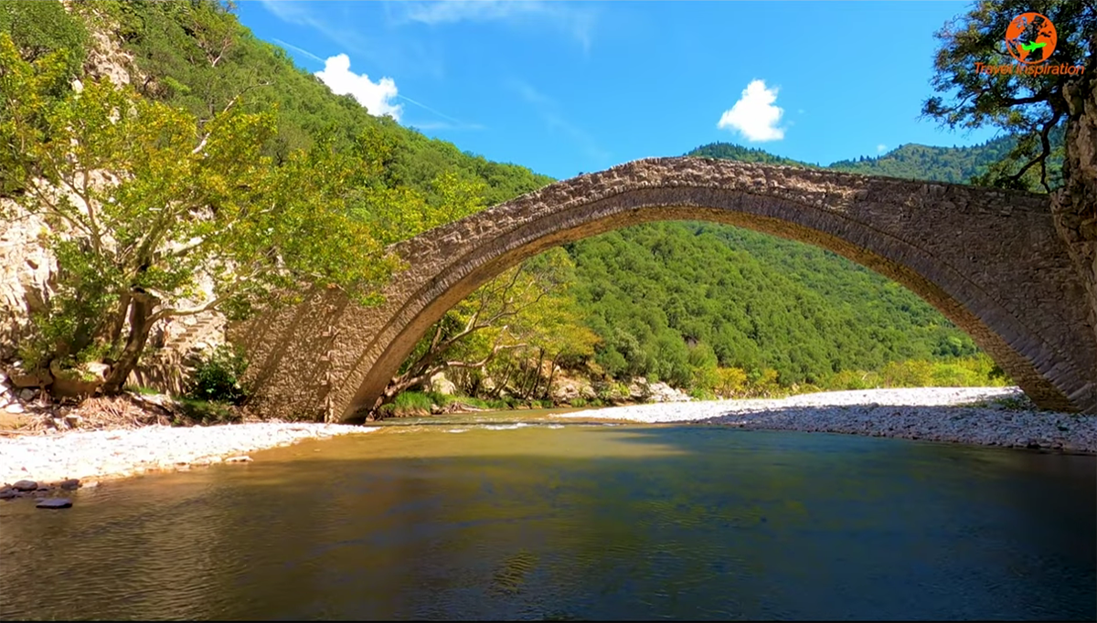 Γεφύρι Βίνιανης: Ένας επίγειος παράδεισος που κλέβει τις εντυπώσεις όλες τις εποχές του χρόνου (Βίντεο)