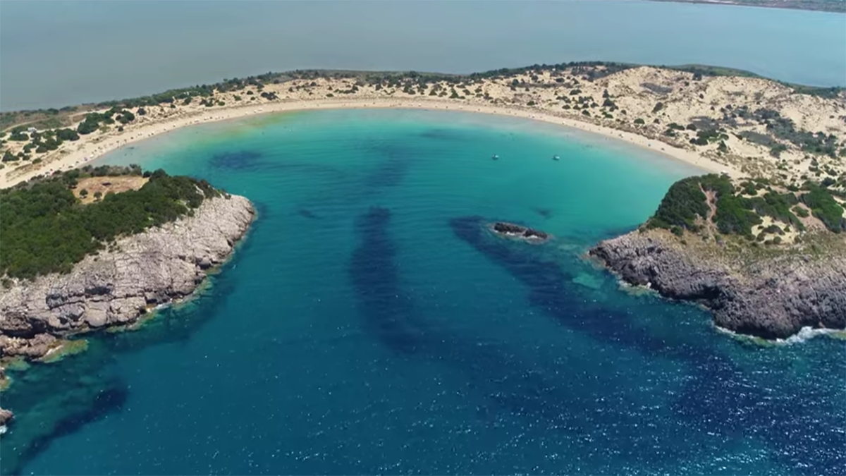 Η παραλία με το Ομηρικό παρελθόν και το θολωτό Μυκηναϊκό τάφο που είναι από τις ομορφότερες της Πελοποννήσου