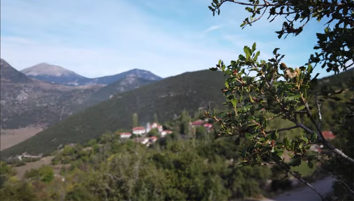 Το καταπράσινο χωριό στην ορεινή Αργολίδα με τους ελάχιστους κατοίκους και τη μαγευτική θέα