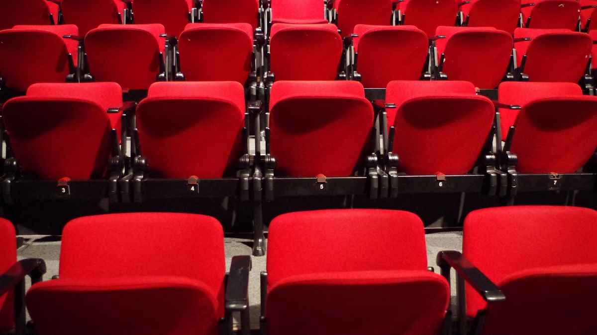 Κλείνουν οι αιτήσεις για τις επιταγές θεάτρου της ΔΥΠΑ