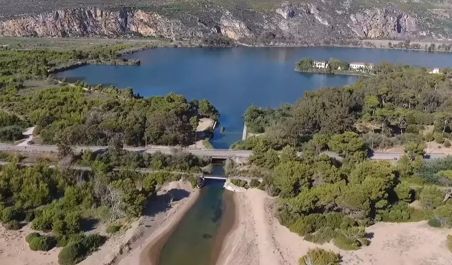 Η γραφική λίμνη της Πελοποννήσου με τις ιαματικές πηγές και το εντυπωσιακό πευκοδάσος