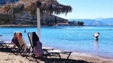 Λουόμενοι στην Καραθώνα το Νοέμβριο