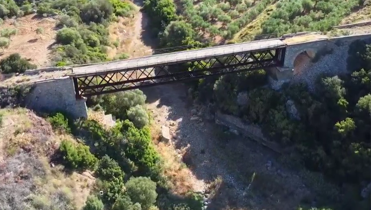 Η άγνωστη γέφυρα 100 χρόνων που ένωνε τη Μονεμβασιά με την υπόλοιπη Λακωνία (Βίντεο)