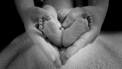 Μητέρα μωρό χέρια πόδια