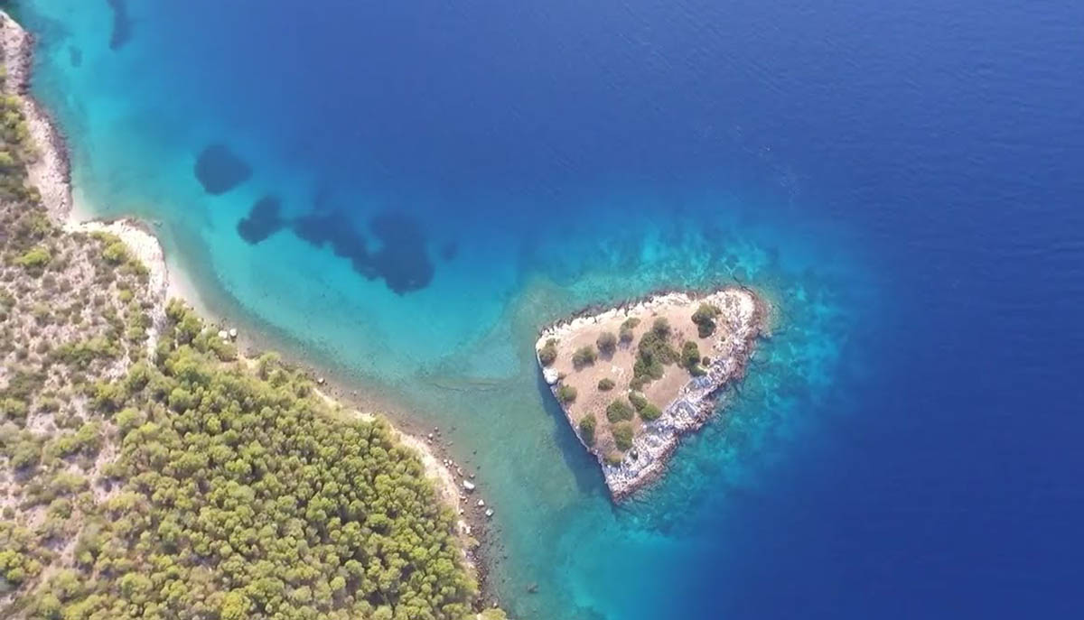 Το άγνωστο «νησί των βρικολάκων» στην Κορινθία με την απίστευτη φυσική ομορφιά