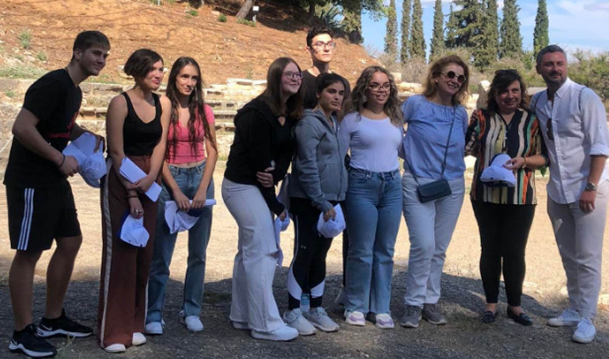 Μαθητές από το Άργος ξενάγησαν στο Αρχαίο Θέατρο 150 Γάλλους και Ιταλούς συνομηλίκους τους