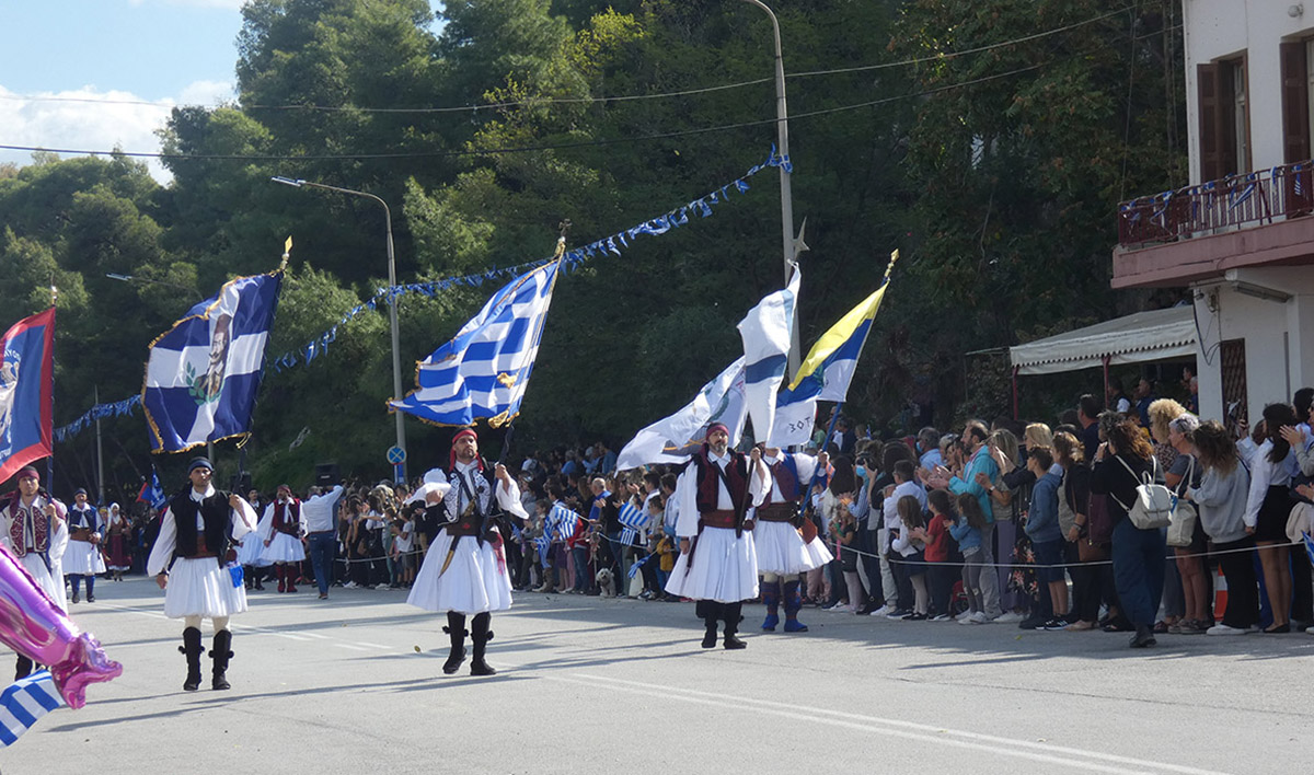 Ναύπλιο: Παραδοσιακές στολές, μαγκούρες και όπλα ρέπλικες στην παρέλαση της 28ης Οκτωβρίου