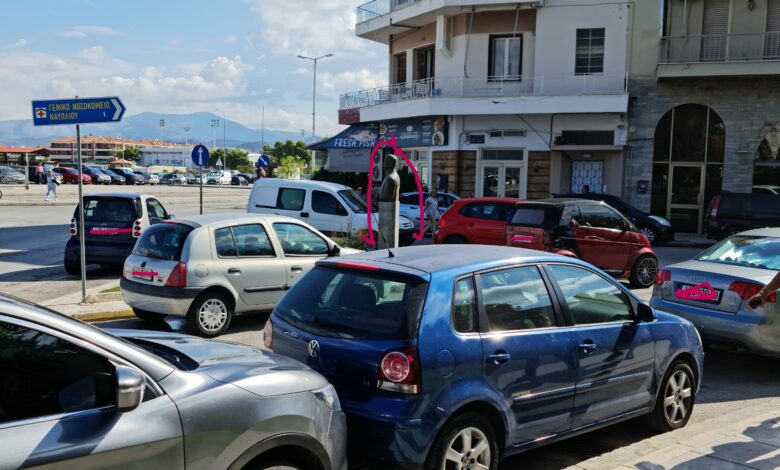 ΤΕΡΖΑΚΗΣ Εν μέσω παρανόμως σταθμευμένων αυτοκινήτων....