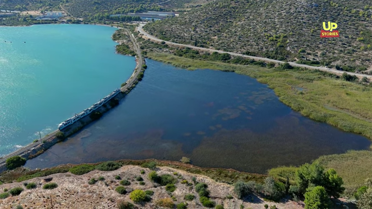 Ταξίδι με τρένο πάνω από τα κύματα – Δείτε τα ομορφότερα 450 μέτρα του Ελληνικού σιδηρόδρομου (Βίντεο)