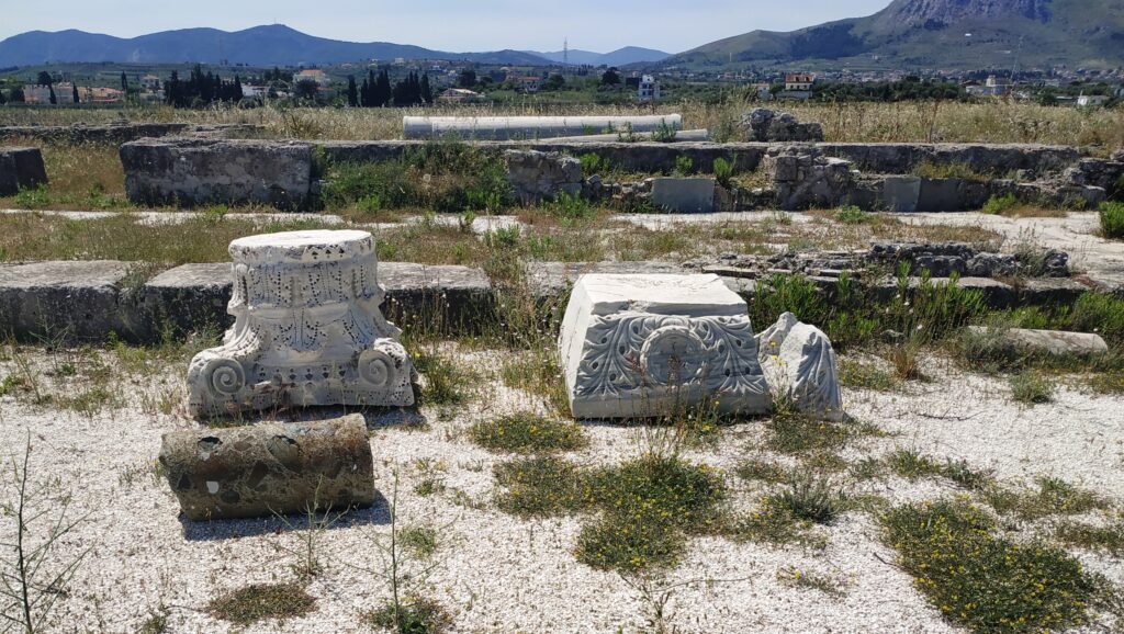 Εικ.9 Μαρμάρινα αρχιτεκτονικά μέλη