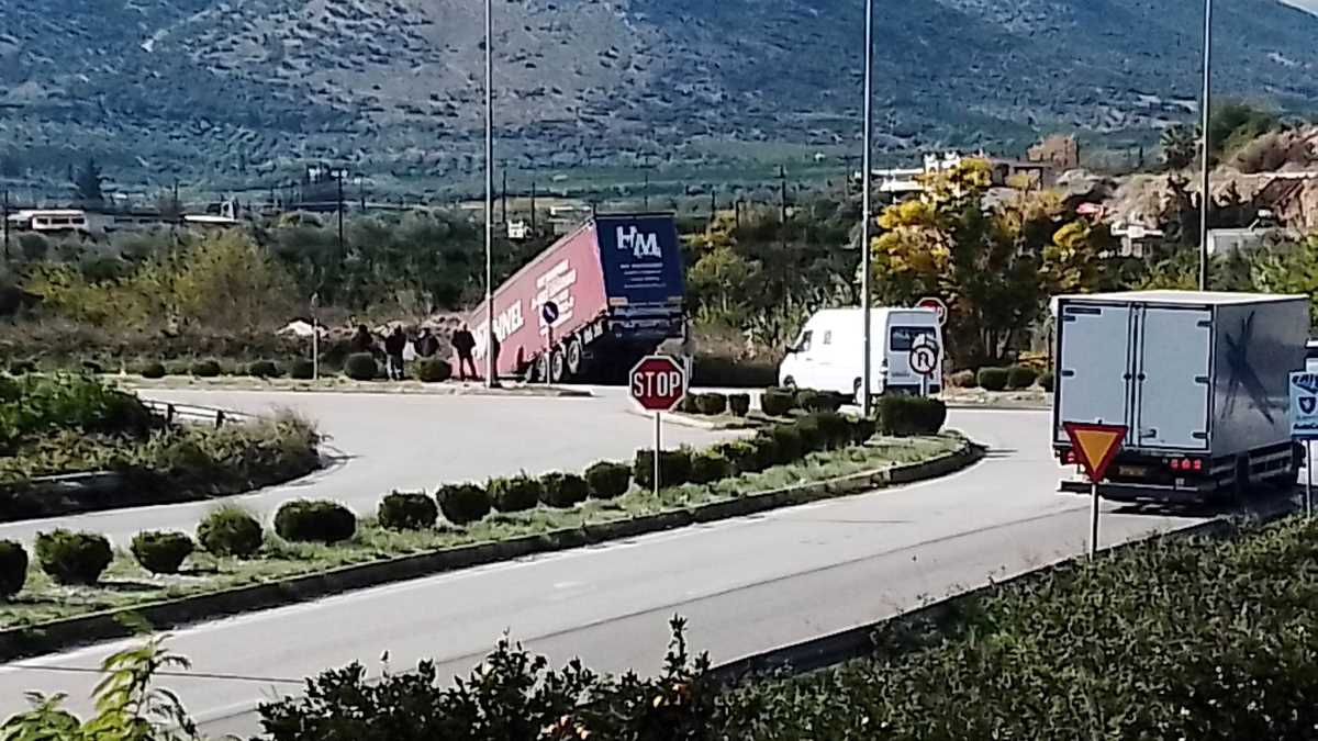 Εκτροπή και πτώση φορτηγού στο Άργος