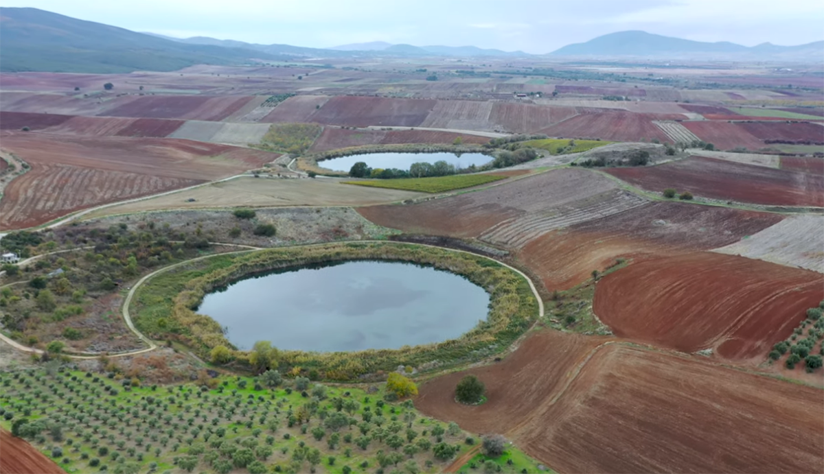 Αυτές οι δύο Ελληνικές κυκλικές λίμνες κρύβουν ένα μυστήριο εδώ και 12.500 χρόνια
