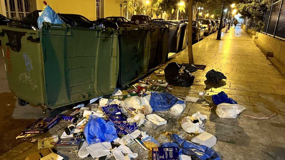 Σκουπίδια έξω από κάδους στο Ναύπλιο