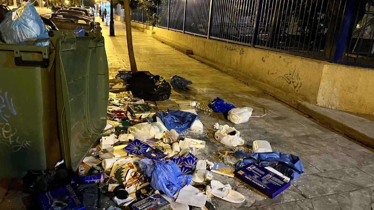 Σκουπίδια έξω από κάδους στο Ναύπλιο