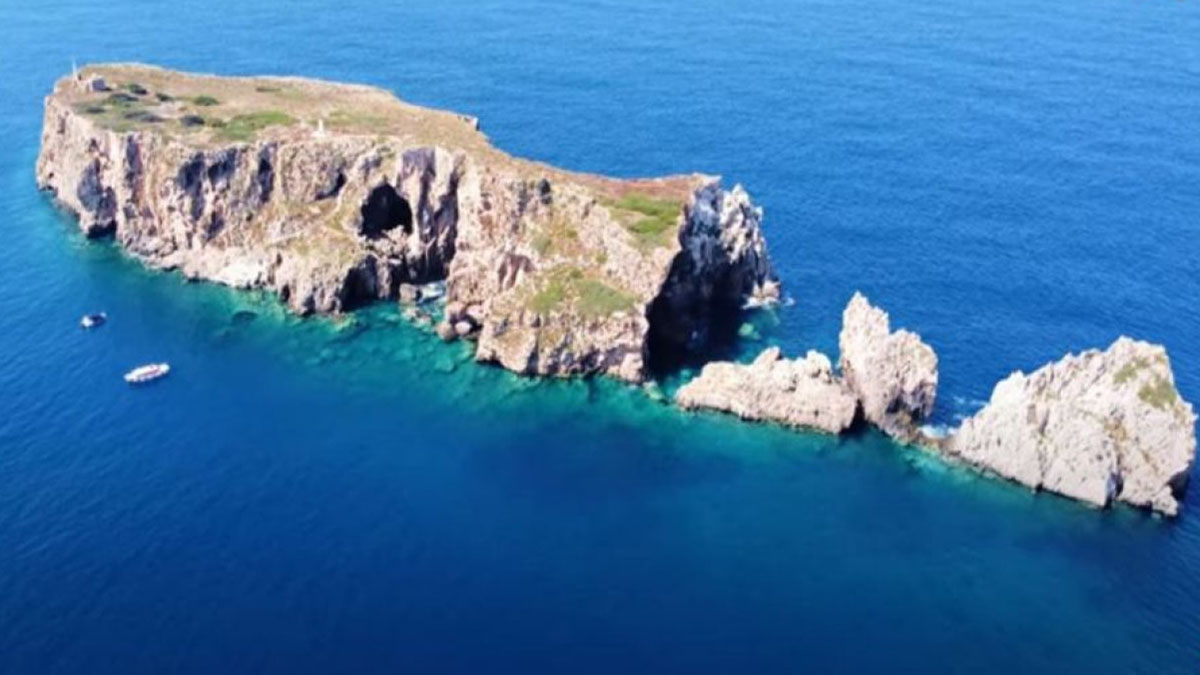 Το κατακόρυφο νησί της Μεσσηνίας όπου είναι θαμμένος ο ανιψιός του Ναπολέοντα