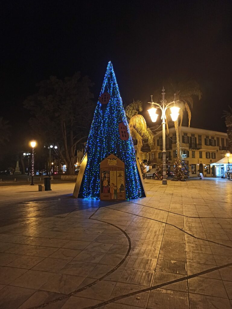 Ναύπλιο Χριστουγεννιάτικος στολισμός πλατεία Καποδίστρια (8)