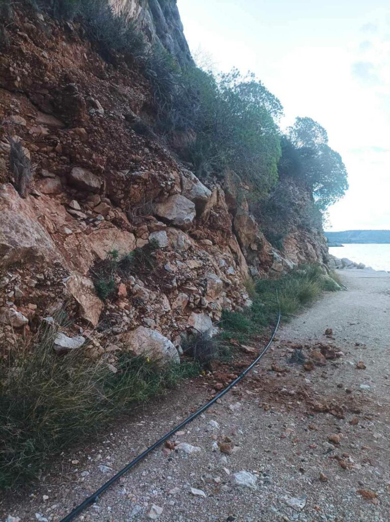 Πτώση βράχων Αρβανιτιά Καραθώνα (1)