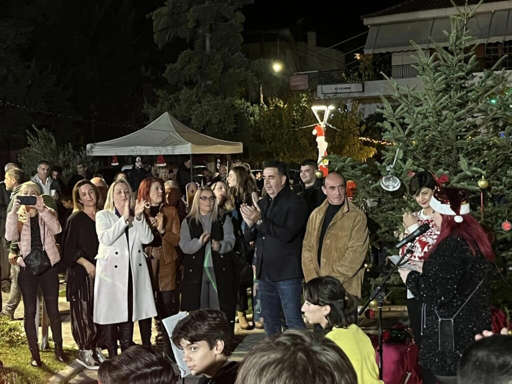 Χριστουγεννιάτικο δέντρο πάρκο Κρητών Τολό (1)