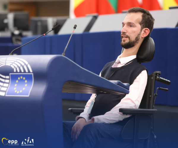 Ο Στέλιος Κυμπουρόπουλος μιλά για την εξασφάλιση ίσων δικαιωμάτων για τα ανάπηρα άτομα
