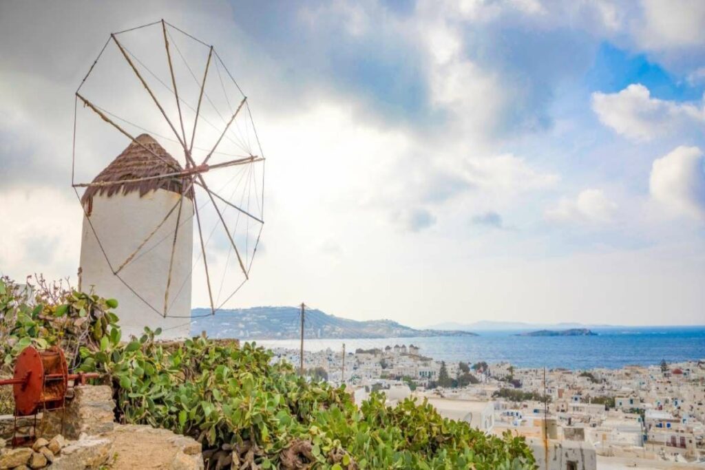the famous windmill above the town of mykonos in g 2022 11 16 13 39 04 utc / ΠΗΓΗ ΦΩΤΟ: SEO Dominator (ADVERTORIAL)
