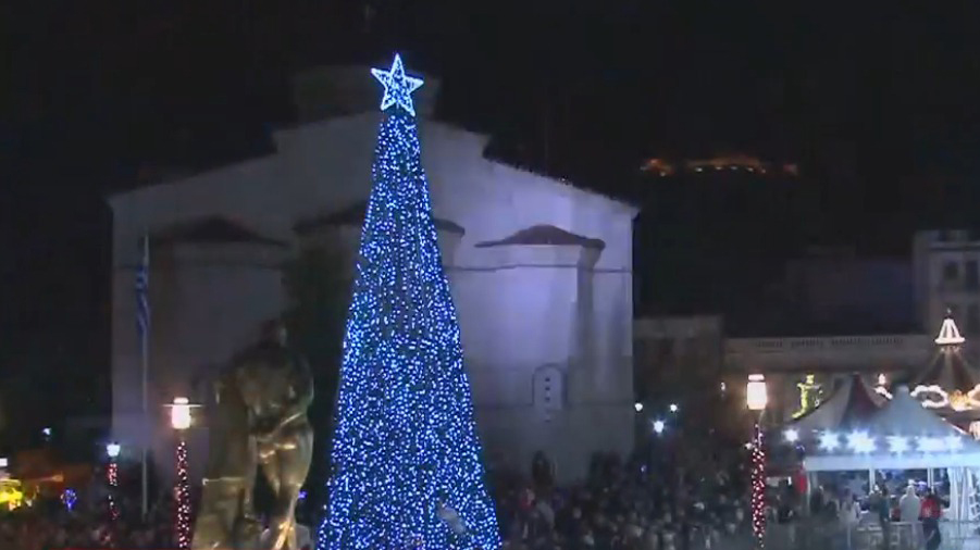Φωταγωγείται το χριστουγεννιάτικο δέντρο στο Άργος