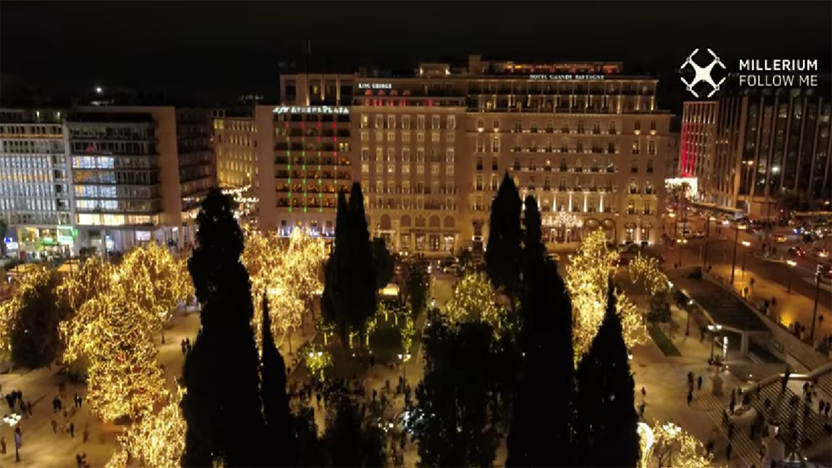 Γιορτινή ατμόσφαιρα στην Αθήνα – Μία πόλη γεμάτη φως και μουσικές (Βίντεο)