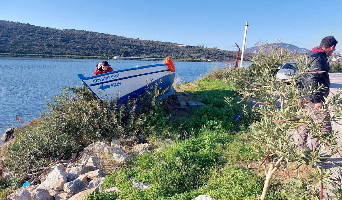 Τι συμβαίνει με το ταλαίπωρο βαρκάκι στο Βιβάρι – «Ξέρουμε ποιοι είστε…»