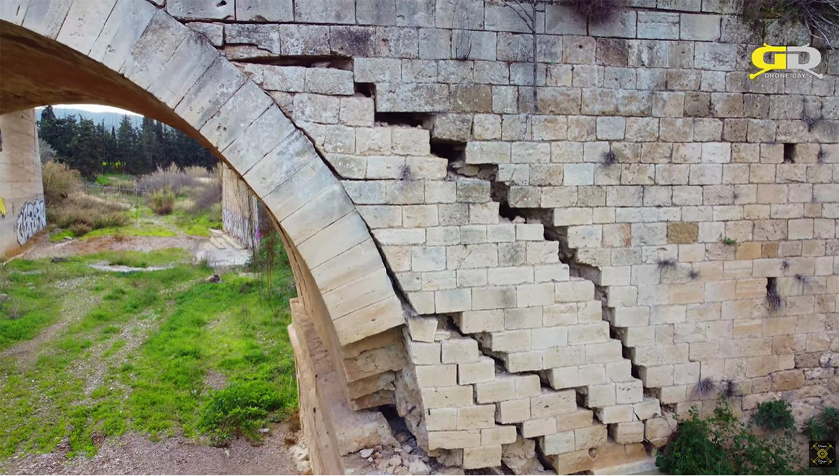 Ένα βήμα πριν την κατάρρευση η πέτρινη γέφυρα που ένωνε την Κόρινθο με το Άργος (Βίντεο)