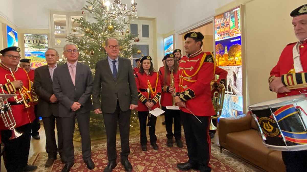 Τρίπολη: Κάλαντα στον περιφερειάρχη Πελοποννήσου Π. Νίκα την παραμονή των Χριστουγέννων