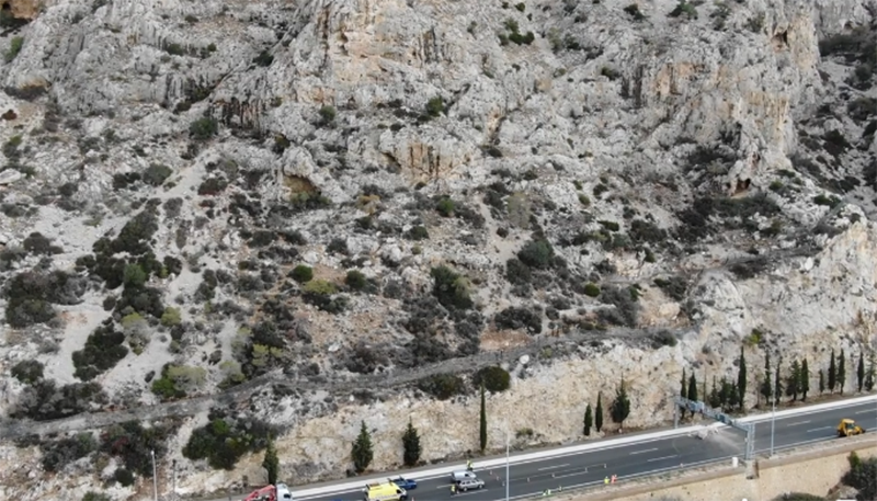 Αποκαταστάθηκε μερικώς η κυκλοφορία στην Αθηνών-Κορίνθου μετά την κατολίσθηση