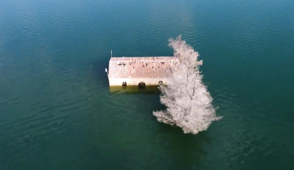 Η νεότατη τεχνητή λίμνη της Πελοποννήσου και το εκκλησάκι που μια εμφανίζεται και μια εξαφανίζεται