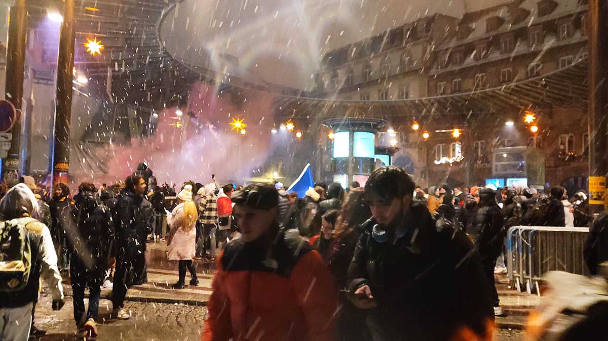Στρασβούργο: Είναι «τρελοί» αυτοί οι Γάλλοι – Πανηγύρια μέσα στο χιόνι για τη νίκη με το Μαρόκο