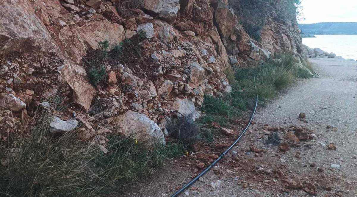 Ναύπλιο: Τύχη βουνό στη διαδρομή Αρβανιτιά – Καραθώνα μετά από πτώση βράχου