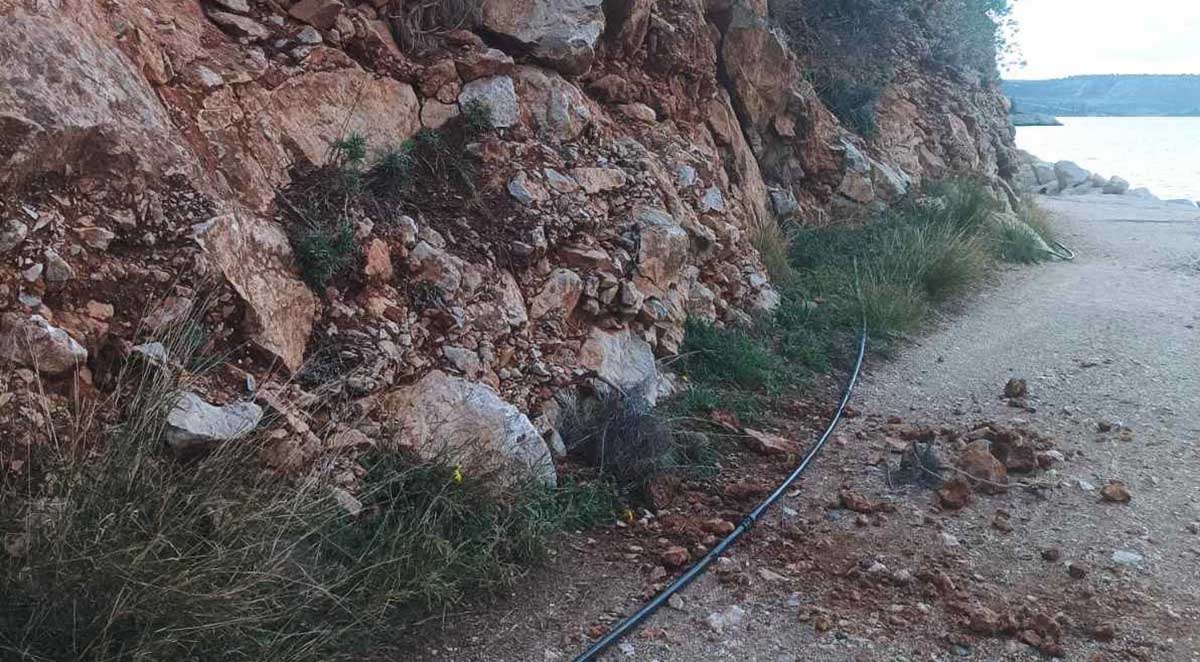 Πτώση βράχων Αρβανιτιά Καραθώνα