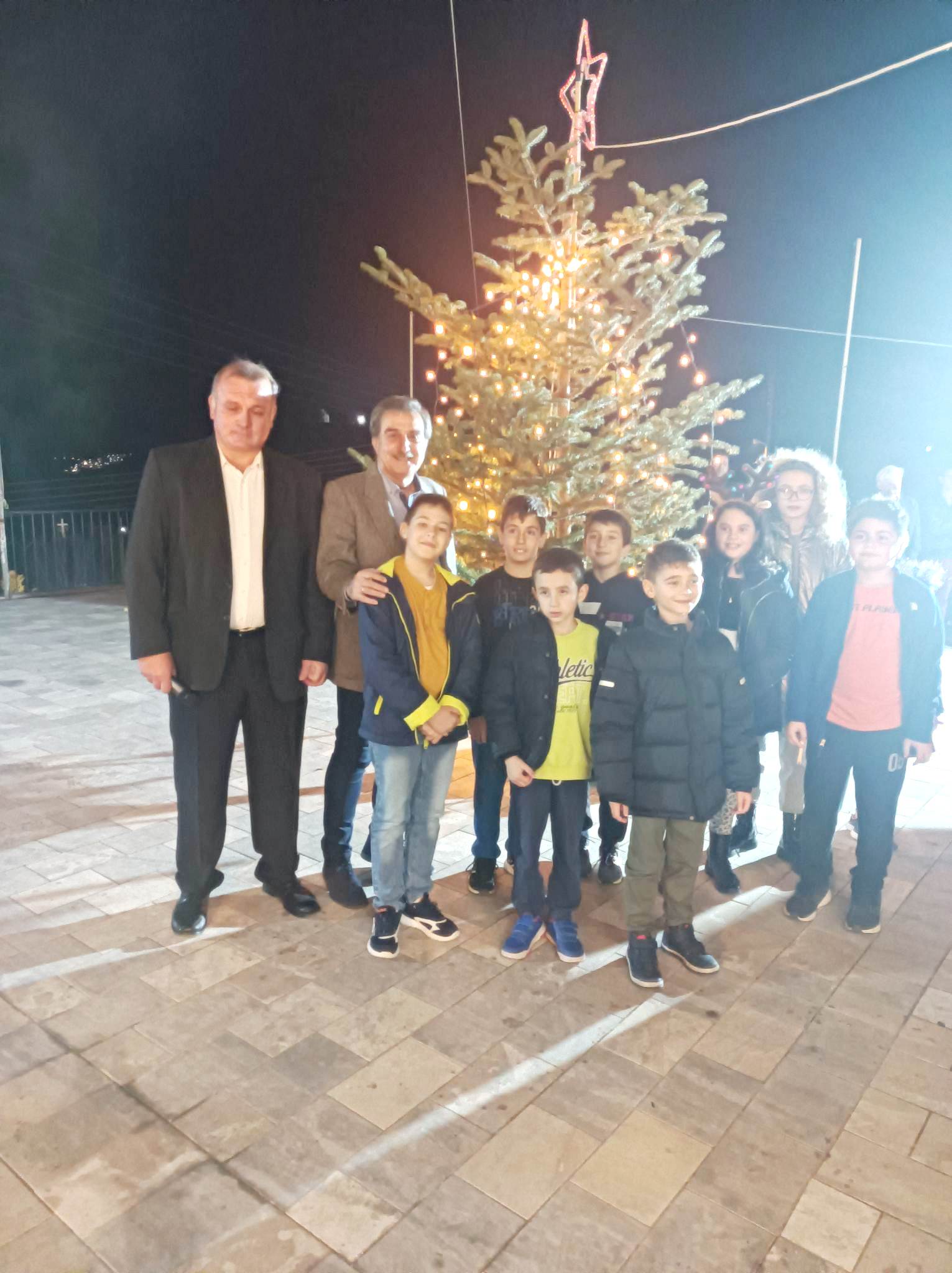 Άναψε το Χριστουγεννιάτικο δέντρο στο Μαλαντρένι με τραγούδια από τα παιδιά