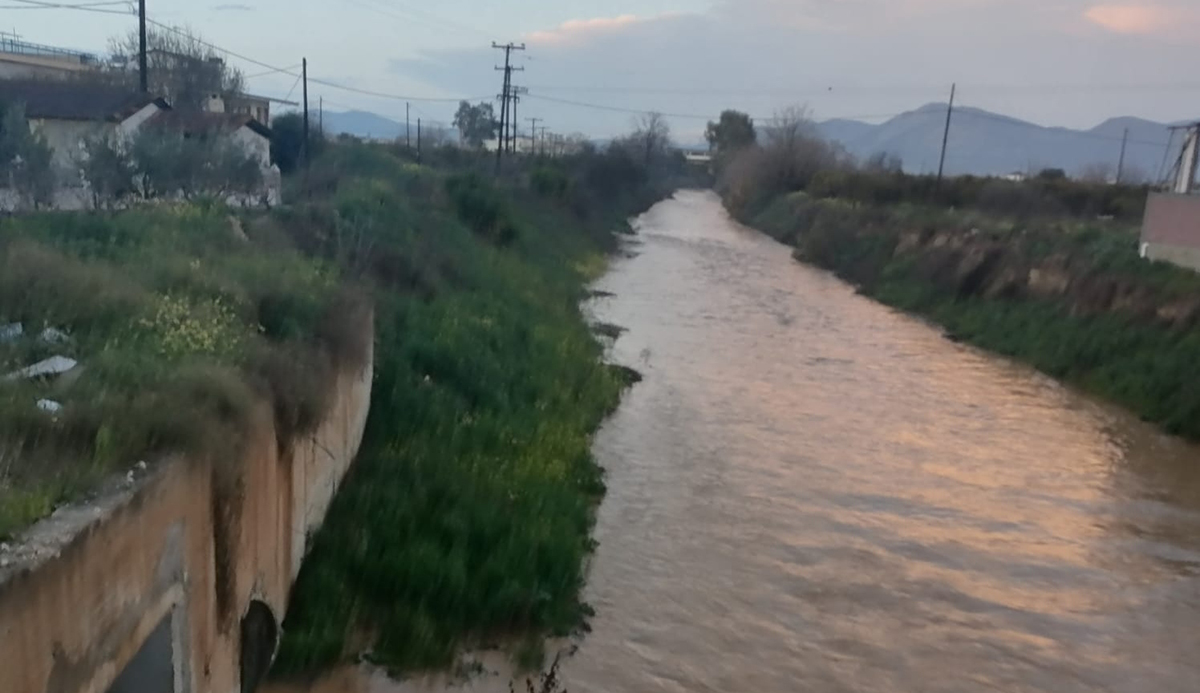 Αργολίδα: Περιορισμένα προβλήματα από την κακοκαιρία – Κατέβασε νερά το ποτάμι στο Άργος (Pics)