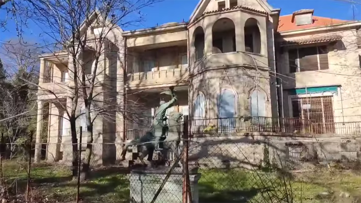Αυτή θα είναι η «τελευταία κατοικία» του τέως – Τα βασιλικά ανάκτορα στο Τατόι σήμερα (Βίντεο)