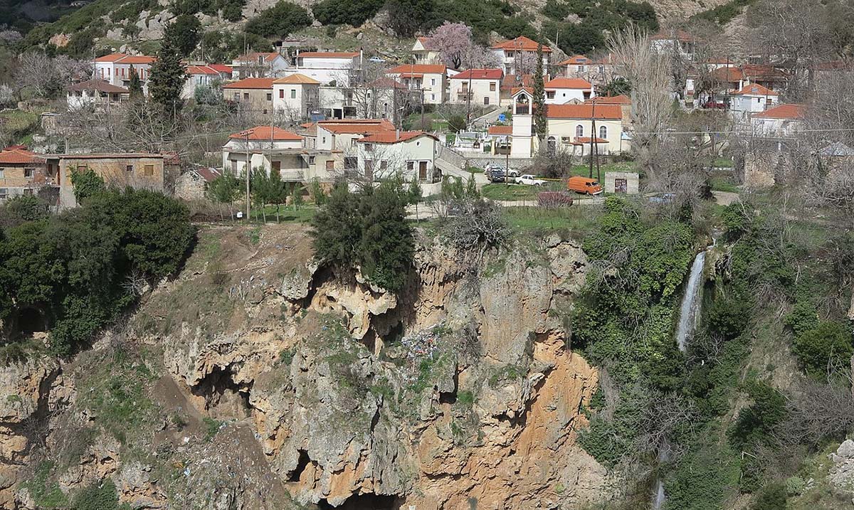 Το χωριό Καταρράκτης στην Πελοπόννησο και ο ύψους 110 μέτρων καταρράκτης του (Βίντεο)