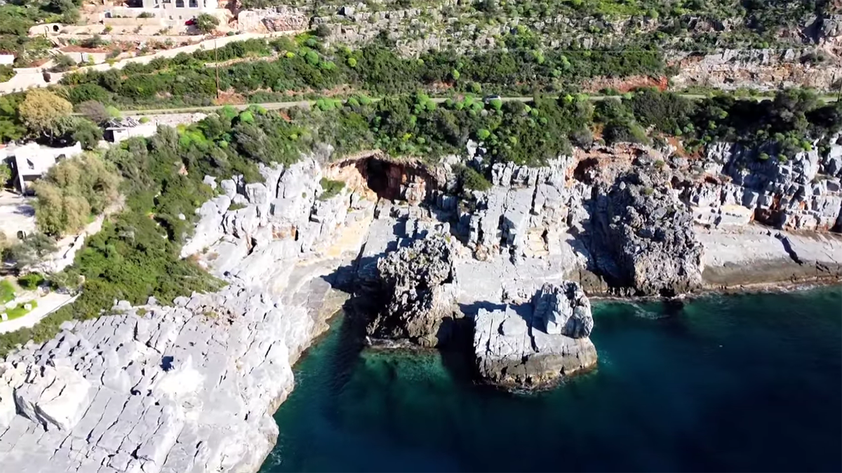 Ένα σπήλαιο «καταφύγιο» στη Μάνη πάνω στην πιο άγρια παραλία της Ελλάδας (Βίντεο)