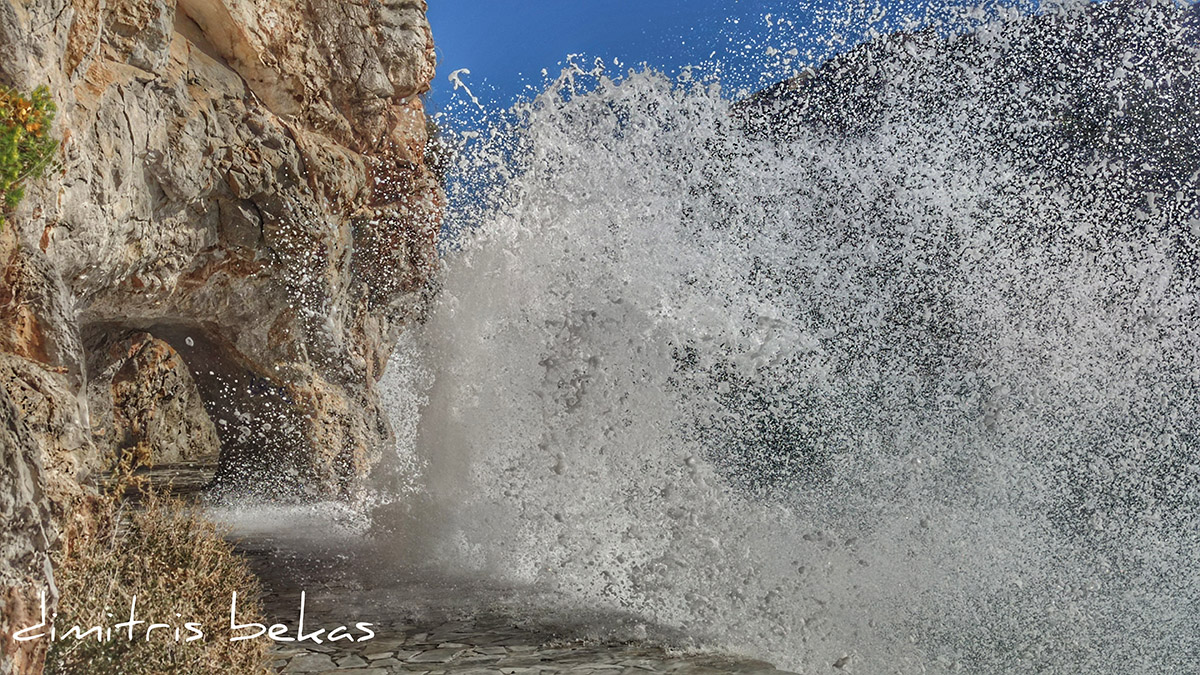 Χορεύοντας με τα κύματα στο Ναύπλιο