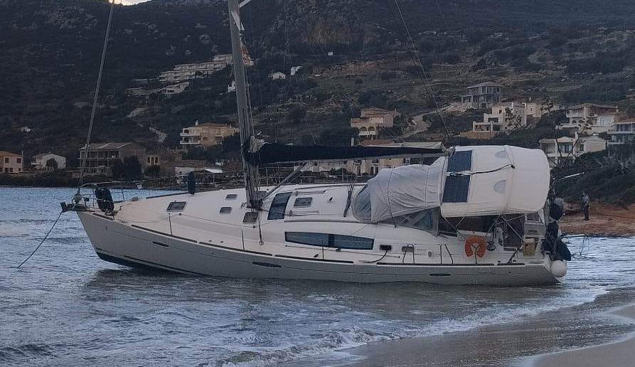 Πλύτρα Λακωνίας: Τα ορμητικά κύματα έβγαλαν το σκάφος στη στεριά (Pics)