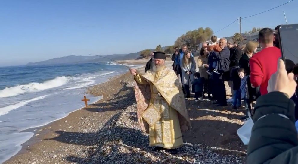 Ξεχωριστά Θεοφάνια στην Πελοπόννησο – Παπάς έριξε το σταυρό στη θάλασσα με καλάμι ψαρέματος