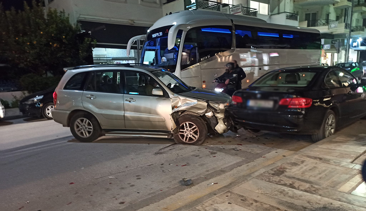 Τροχαίο στο Ναύπλιο: SUV τράκαρε με σταθμευμένο αυτοκίνητο – Μποτιλιάρισμα στην Άργους (Εικόνες)