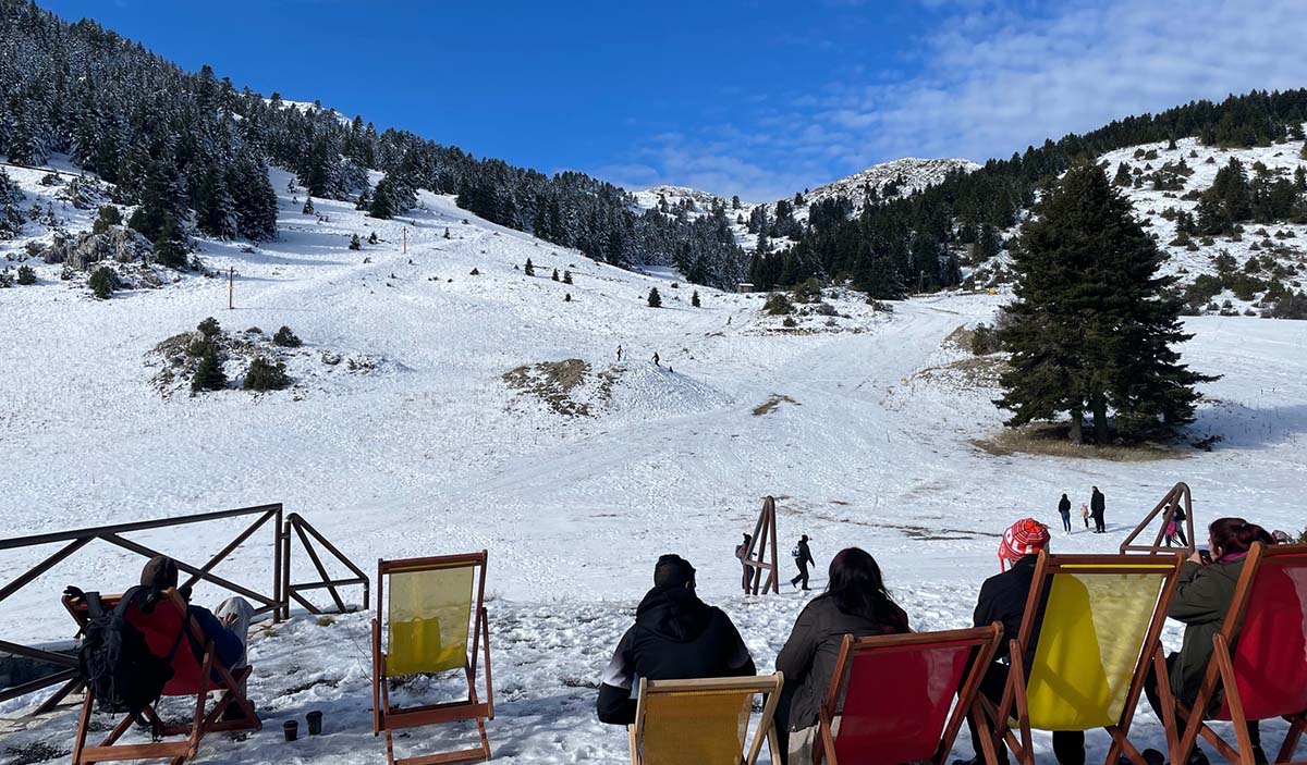 Λευκό τοπίο, καφεδάκι και παιχνίδι με έλκηθρα στο Χιονοδρομικό Κέντρο Μαινάλου