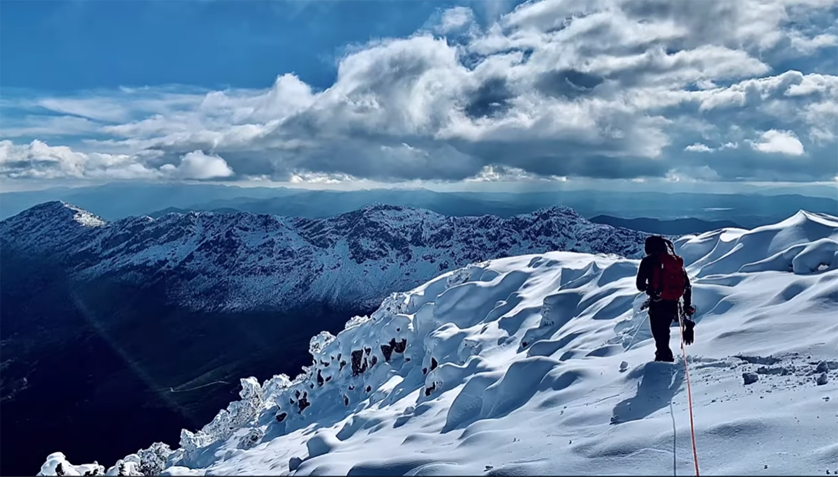 Δυνατή διαδρομή με πολύ χιόνι στο Αρτεμίσιο (Βίντεο)